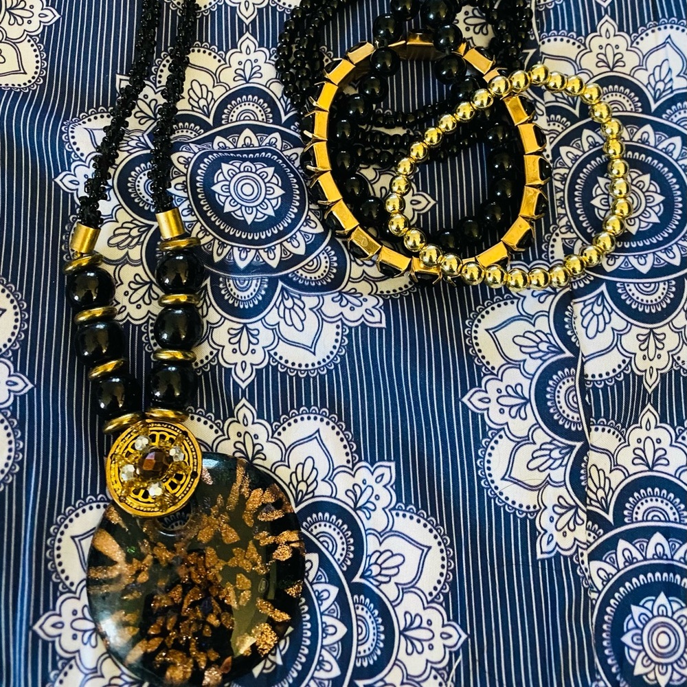 6 pc Black & Gold beaded & resin Necklace & bracelet set